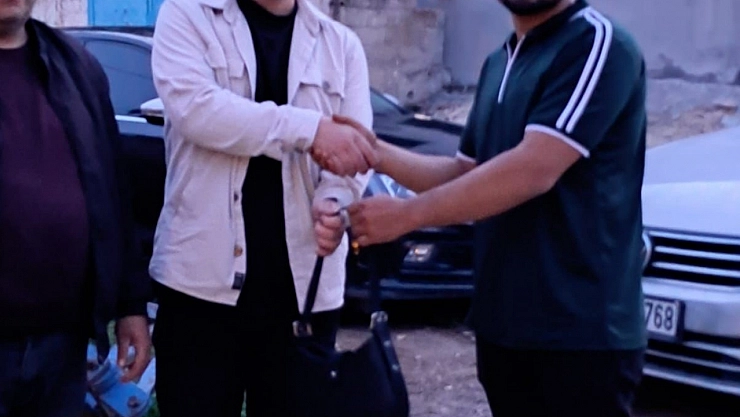 Bulduğu para ve ziynet dolu çantayı sahibine teslim etti