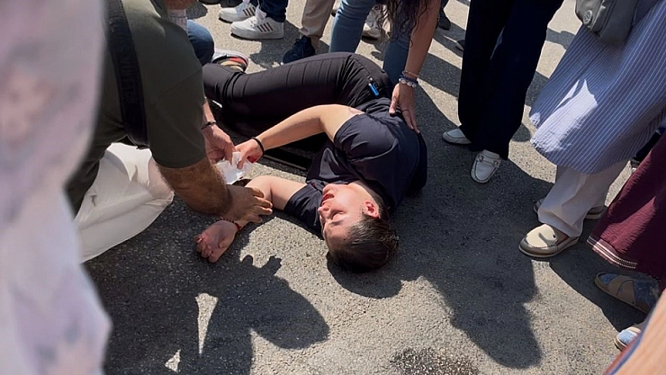 Bursa'da yolun karşısına geçen 2 kadına motosiklet çarptı