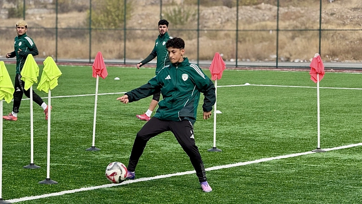 Büyük futbol kulüplerinin gözü Malatya'da: 14 yaşındaki futbolcu beğeni topluyor