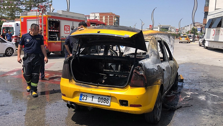 Çakmağı çakmasıyla ticari taksi alev topuna döndü, sürücü canını zor kurtardı
