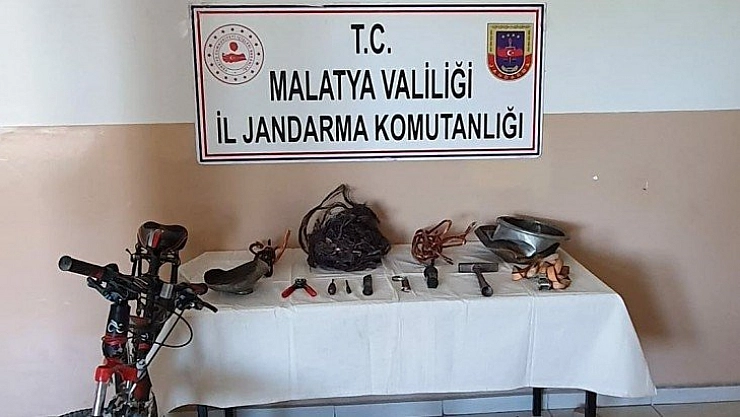 Çaldıklarıyla yakalandı