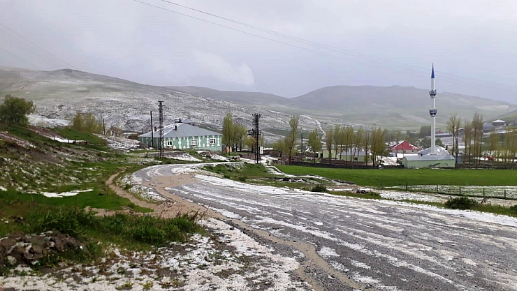 Çaldıran'da dolu etkili oldu, yollarda su birikintileri oluştu