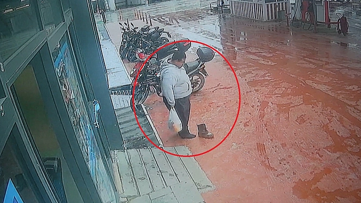 Çamurlu ayakkabısını çıkartıp, market alışverişini öyle yaptı