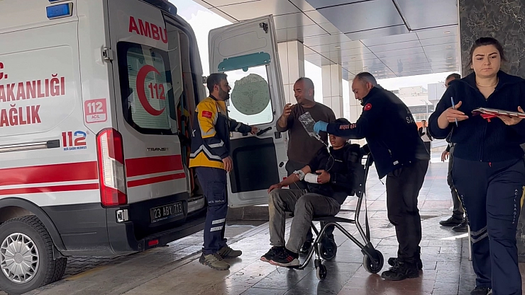 Çapa makinasına elini kaptırdı