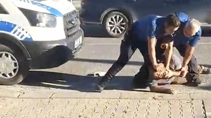 Çarşı pazar karıştı: Malatya'da zabıta aracına saldırı!