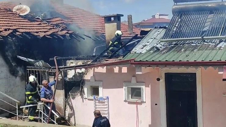 Çatı yangını bitişikteki binaya sıçradı