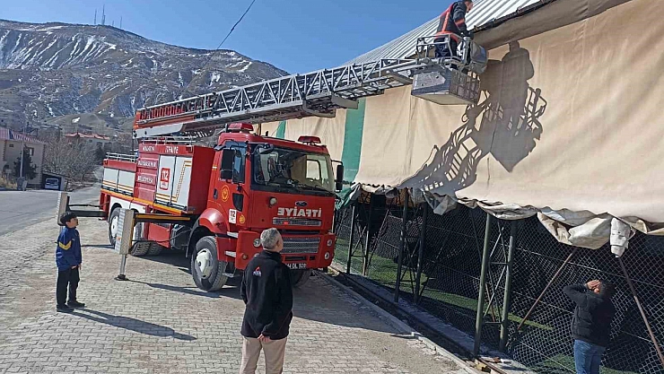 Malatya'da çatıda mahsur kalan kedi kurtarıldı