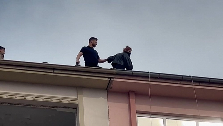 Çatısına çıkan kadın ikna edilerek aşağı indirildi