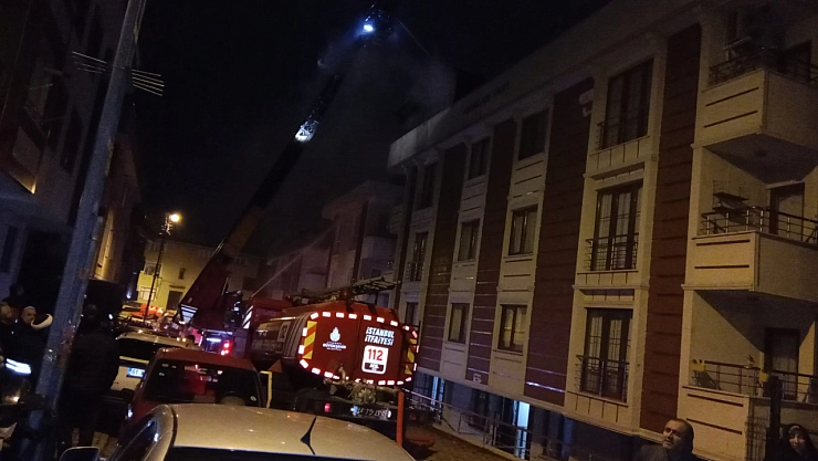 Çekmeköy'de çatı katı alevlere teslim oldu