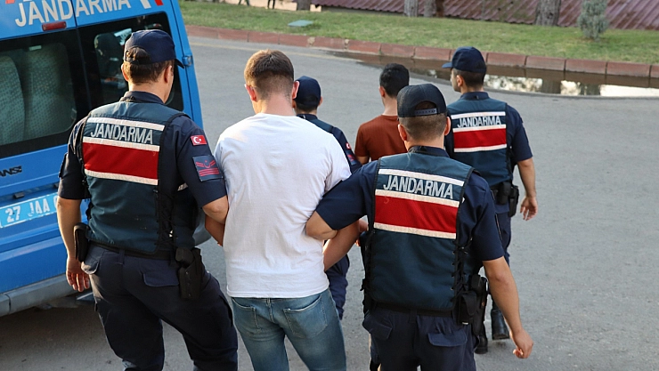Çeşitli suçlardan aranan 3 şahsı jandarma yakaladı