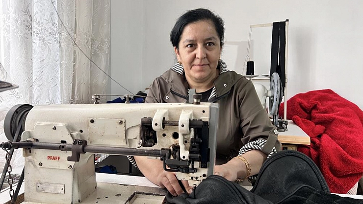 Çeyizinden Kalan Dikiş Makinesiyle Diktiği Eyerleri 81 İle Satıyor