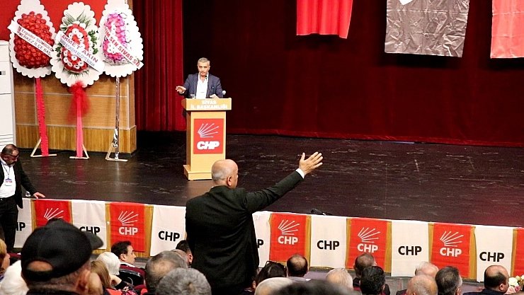 CHP İl Kongresi'nde 'etek' krizi