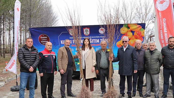 Çiftçiye 14 bin kayısı fidanı dağıtıldı