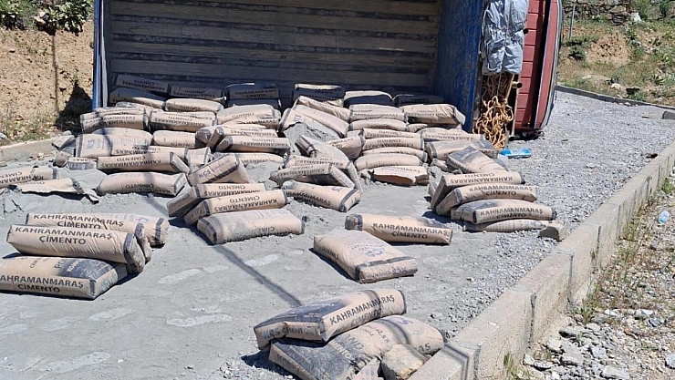 Çimento yüklü kamyon devrildi: 1 yaralı