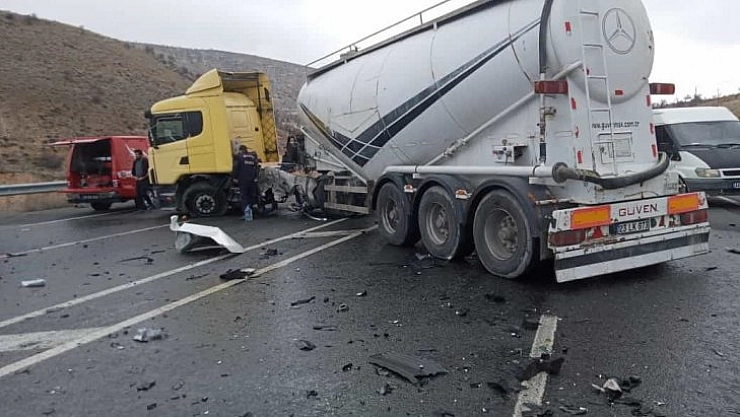 Tır otomobille çarpıştı