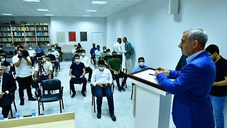 Söyleşiye katıldı