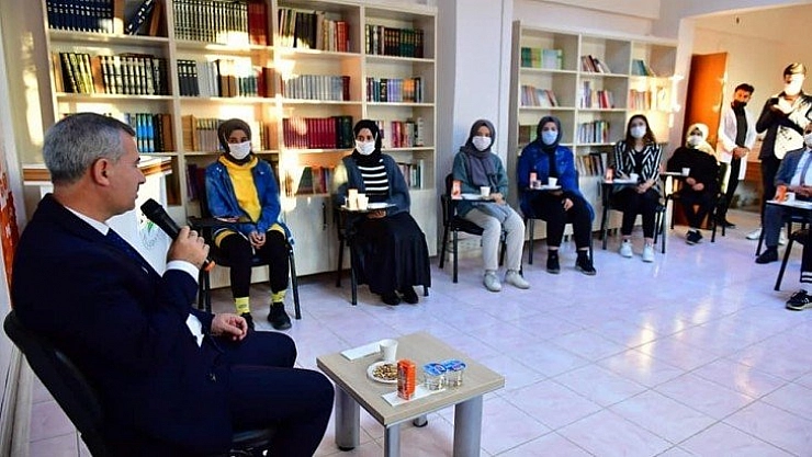 Gençlerin taleplerini dinledi