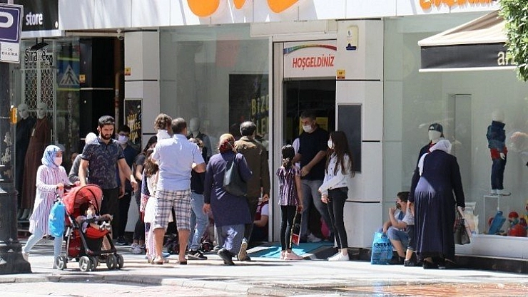 Bayramlık almaya koştular