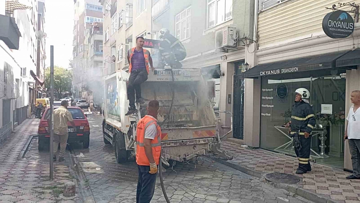 Çöpe atılan ateş, çöp kamyonunda panik yarattı