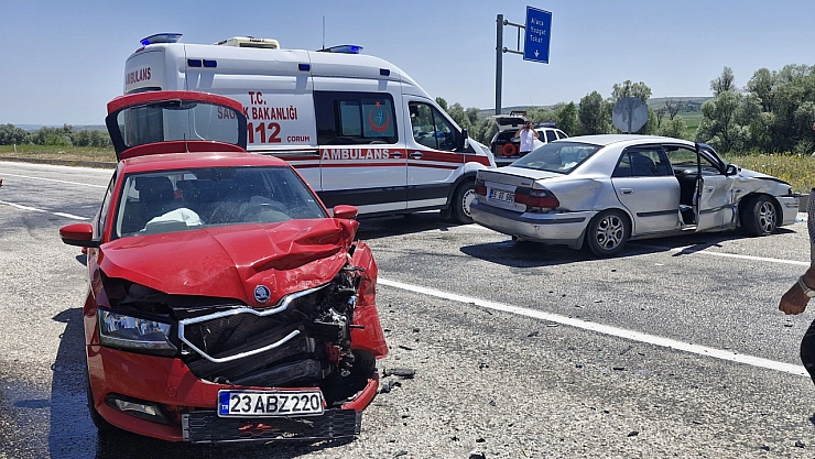 Çorum'da iki otomobil çarpıştı: 4 yaralı