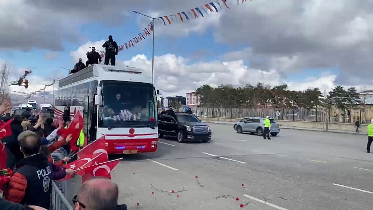 Cumhurbaşkanı Erdoğan geçerken yola karanfil attılar