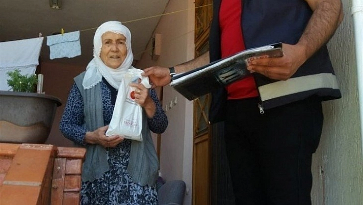 Maske ve kolonya dağıtılıyor