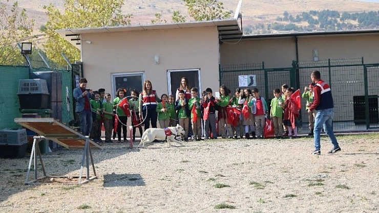 Jandarma tiyatroya götürdü