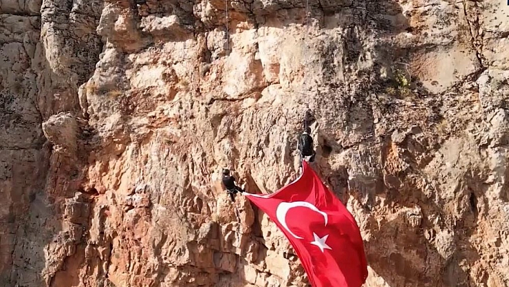 Dağcılar kayalıklarda Türk bayrağı açtı