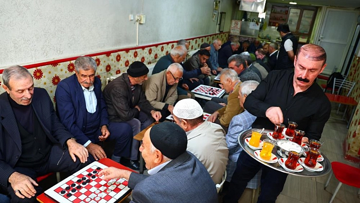 Dama tutkunları her gün aynı çay ocağında buluşuyor