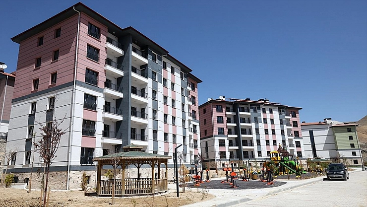 Darende'de kalıcı konutlara ilk adım: Yiğit ailesi yeni evlerine kavuştu