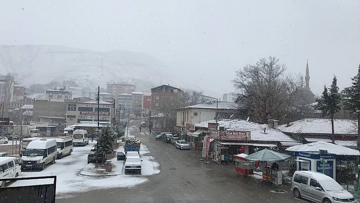 Darende'de kar etkili oluyor