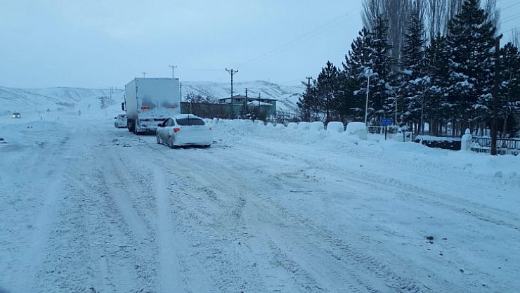 Darende-Kayseri yolu kapandı