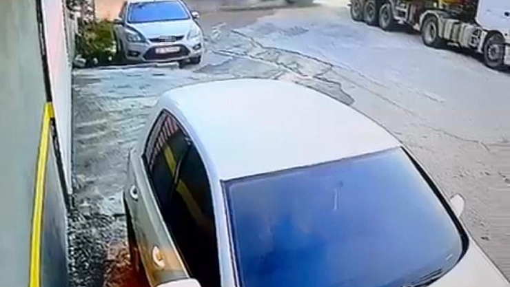 Demir yüklü kamyon 8 metrelik duvardan bahçeye uçtu