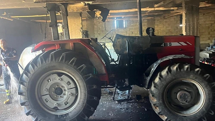 Depoda park halindeki traktör yandı!