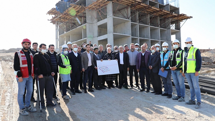 Deprem konutlarını inceledi