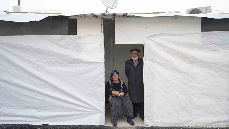 Deprem muhtarı köyünden kopardı, dönmek için gün sayıyor