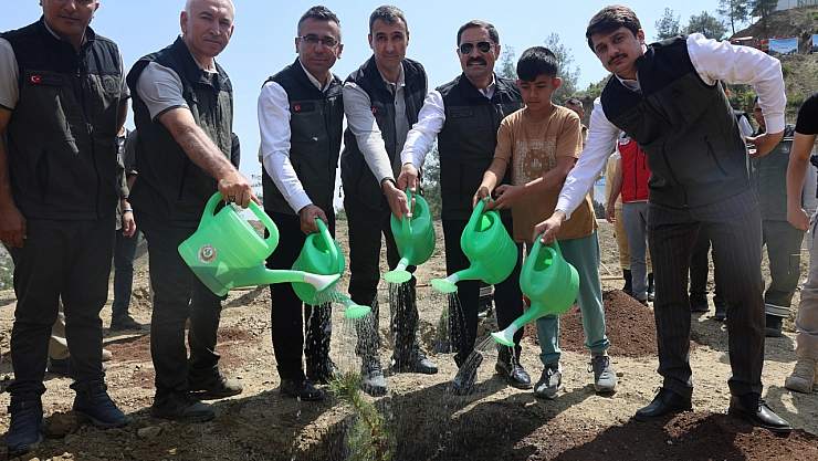 Deprem şehitleri için fidan dikimi