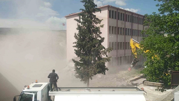 Gaziantep'te birkaç darbeyle yıkıldı