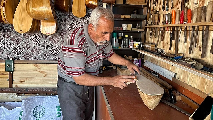 Depremde atölyesi yıkılan saz ustasına yer tahsis edildi