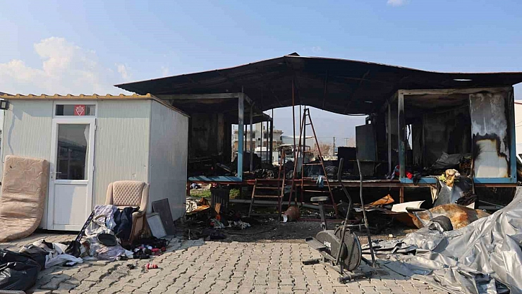 Hatay'da konteynerlar alevlere teslim oldu