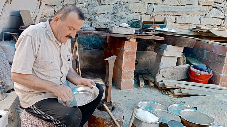 Depremde iş yerini kaybetti! Ata mesleğini bahçeye taşıdı…
