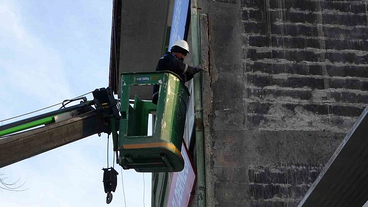Malatya'da depremde bazı evlerin dış cephelerinde hasar oluştu