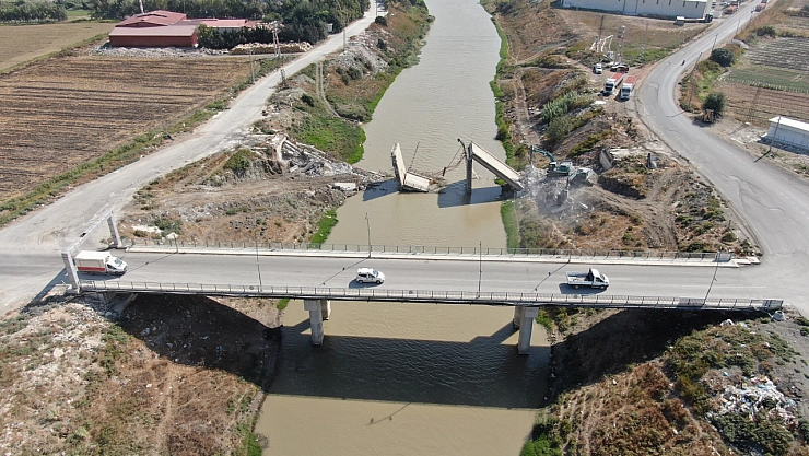 Depremde yıkılan köprüyü parçalayamıyorlar