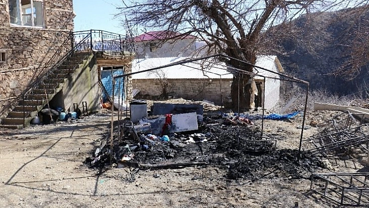 Tüm eşyaları yandı