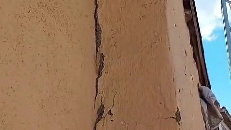 Depremin merkez üssü köyde çatlaklar oluştu