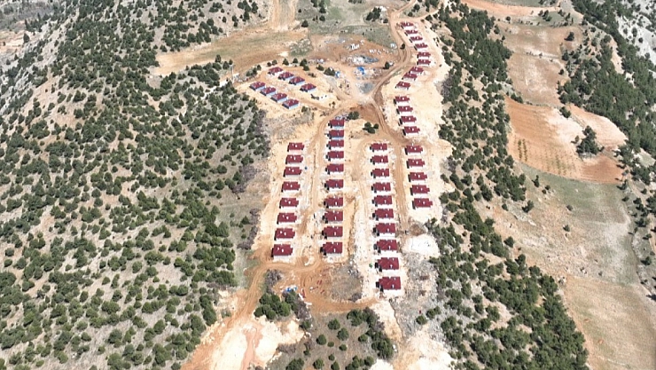 Depremin merkezinde köy evlerinin yapımı sürüyor