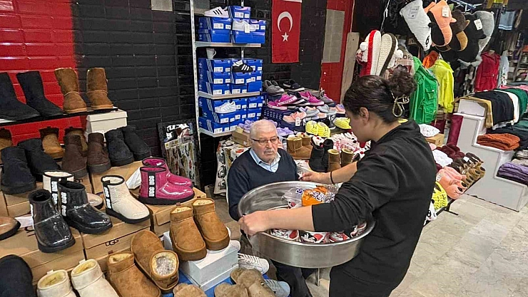 Hayır pilavı dağıttı