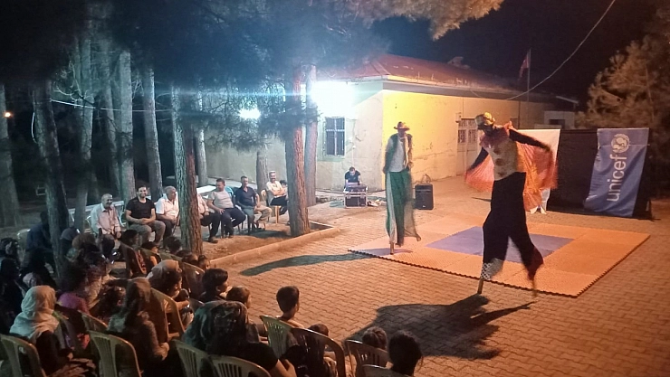 Depremzede çocuklara sirk gösterisi