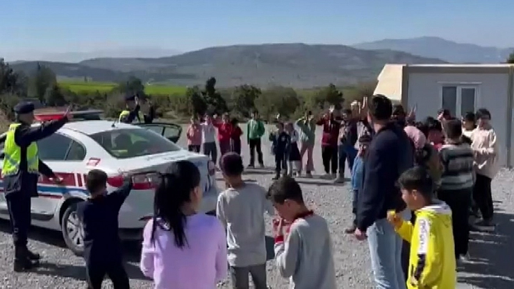 Depremzede çocuklara trafik eğitimi