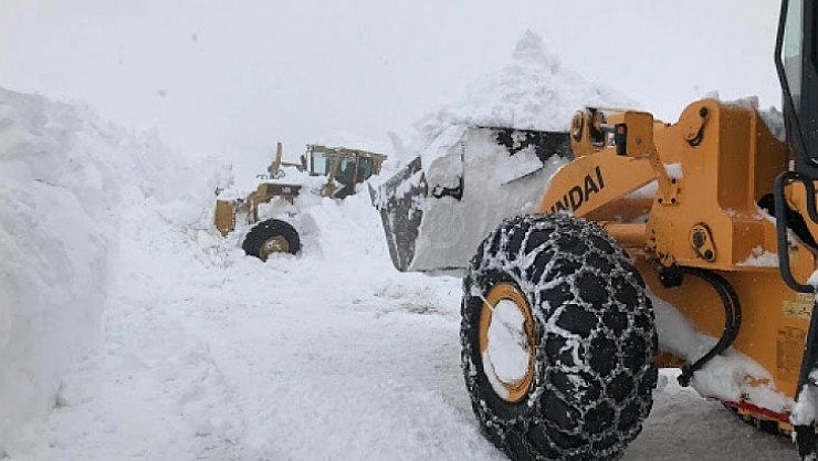 Depremzedelere gıda malzemesi götüren ekip çığ nedeniyle mahsur kaldı